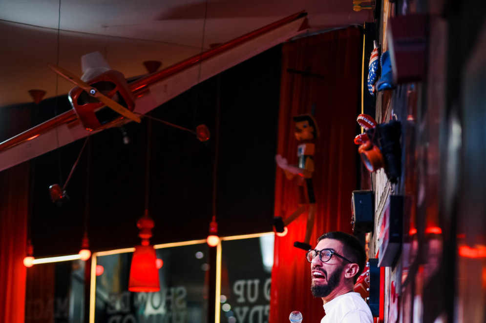 Comediante Mateus Cidrão faz show no Piadaria Comedy Club (Foto: Paula Matos/Divulgação)