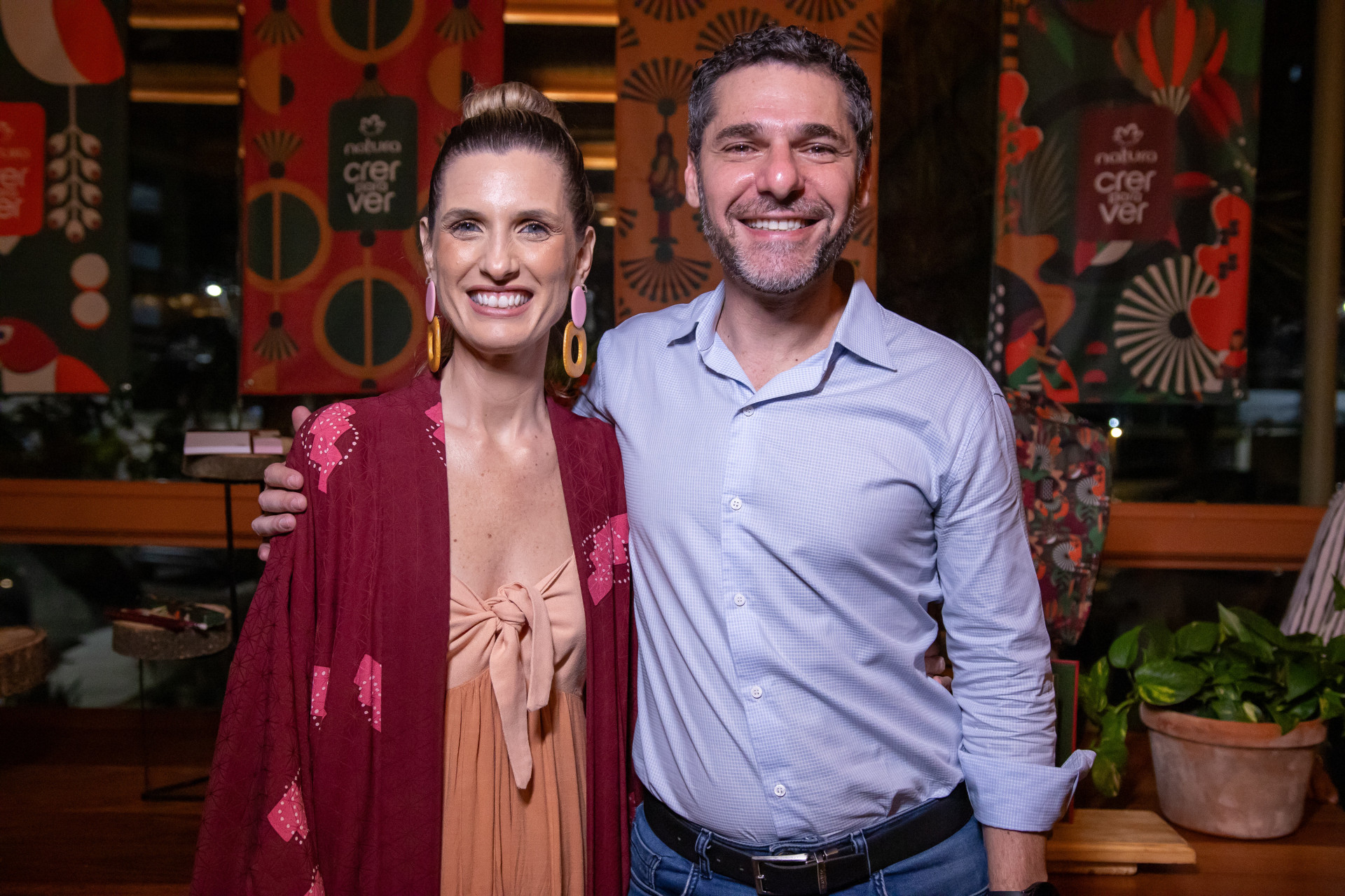 ￼DÉBORA Gentil e David Saad da Natura em evento no Ceará (Foto: Erika Caroline/ Divulgação Natura)