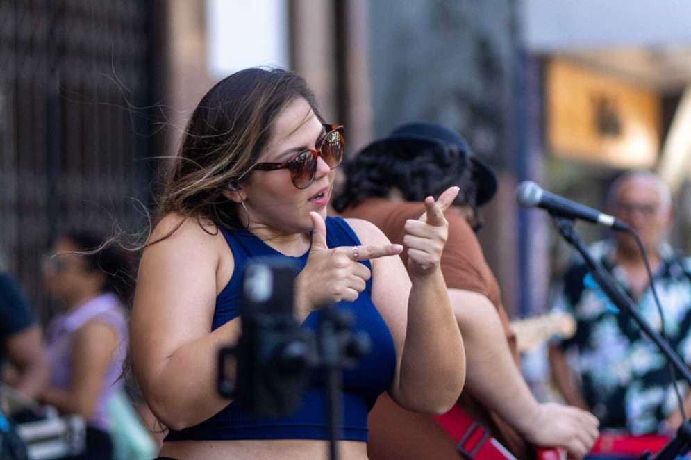 Vanessa de Assis é intérprete de Libras na banda de Berg Menezes(Foto: Linhares Hygor/Divulgação)