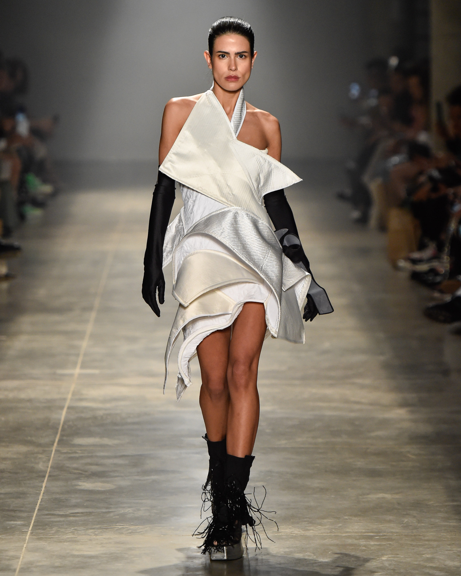 Anttónia abre desfile de Lino Villaventura no SPFW (Foto: Marcelo Soubhia / @agfotosite)