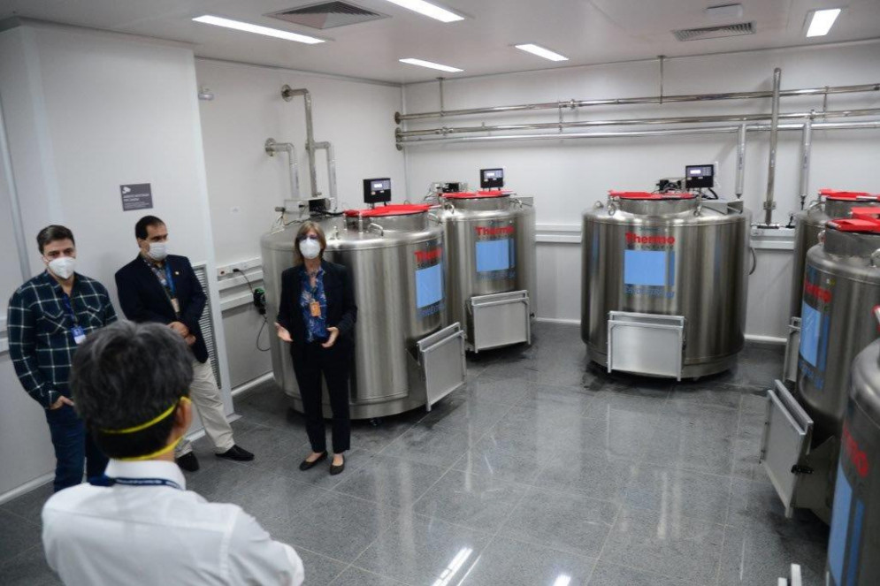 Sala onde alguns dos materiais são conservados no BBS-Fiocruz. A foto é de 2021, quando o biobanco ainda era chamado de Biobanco Covid-19 da Fiocruz(Foto: Peter Ilicciev / Fiocruz)