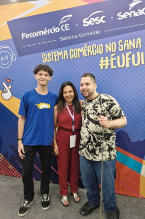 Lucas Vieira (à direita na imagem) é estudante de jornalismo e participa do Programa Novos Talentos, da Fundação Demócrito Rocha e O POVO(Foto: Acervo pessoal)