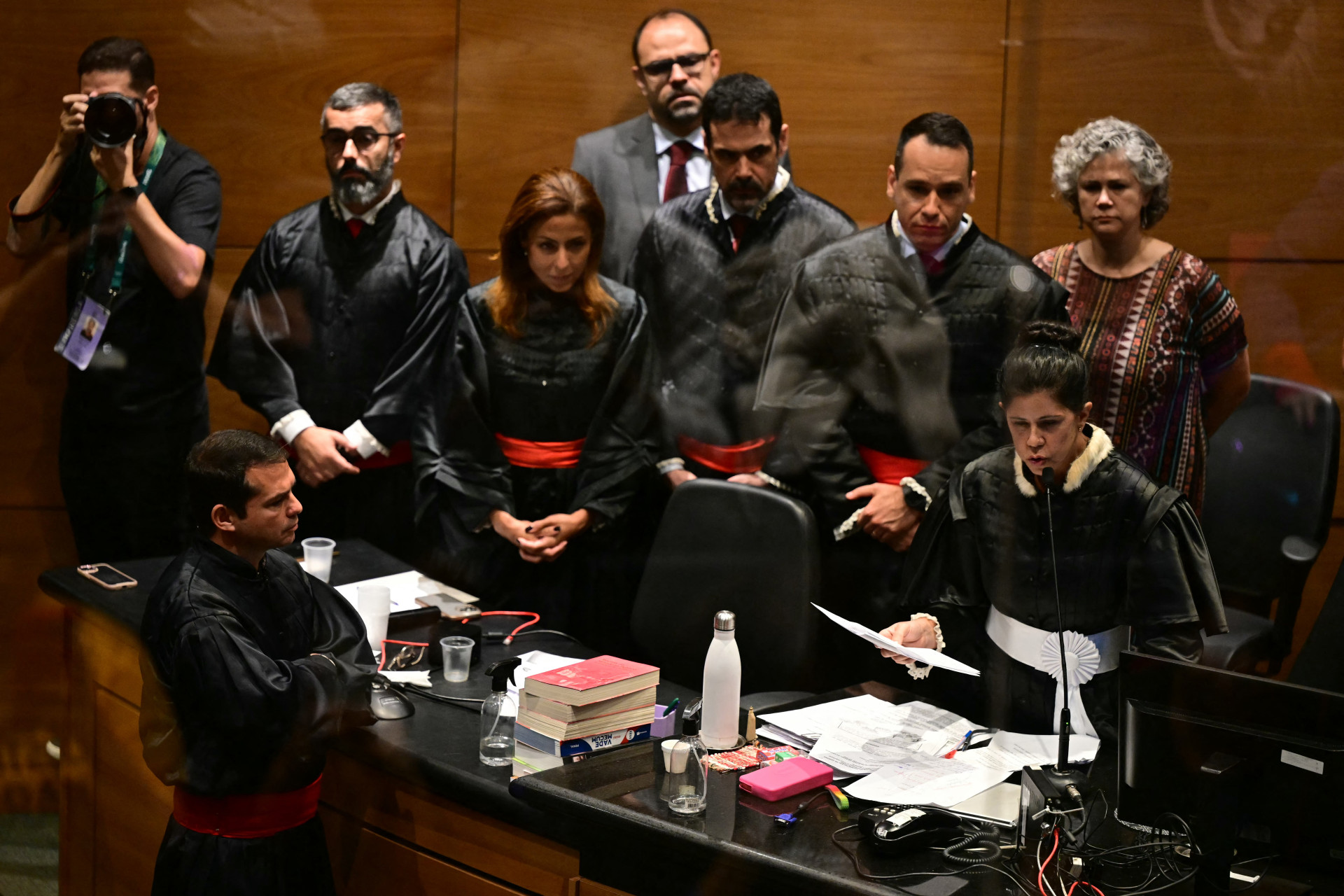 JUÍZA Lucia Glioche lê a sentença do julgamento dos assassinos de Marielle Franco e Anderson Gomes (Foto: Pablo PORCIUNCULA / AFP)