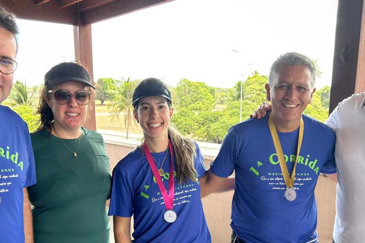 Batido o malhete para a construção da praça Giovanna Barbosa, no Eusébio. Celio Neto, Clarissa Wanderley, Cynara, Nei Barbosa (pais da estrelinha que, há 6 meses, brilha celeste) e Fernando Gurgel, sponsor da causa.(Foto: Marcus Lage)