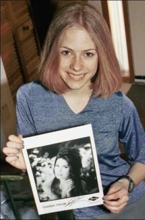 Avril segurando foto autografada por Shania Twain(Foto: Reprodução Acervo pessoal)