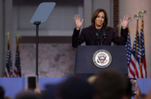 WASHINGTON, DC - 06 DE NOVEMBRO: A candidata democrata à presidência, a vice-presidente dos EUA Kamala Harris, fala no palco ao conceder a eleição, na Howard University em 06 de novembro de 2024 em Washington, DC.