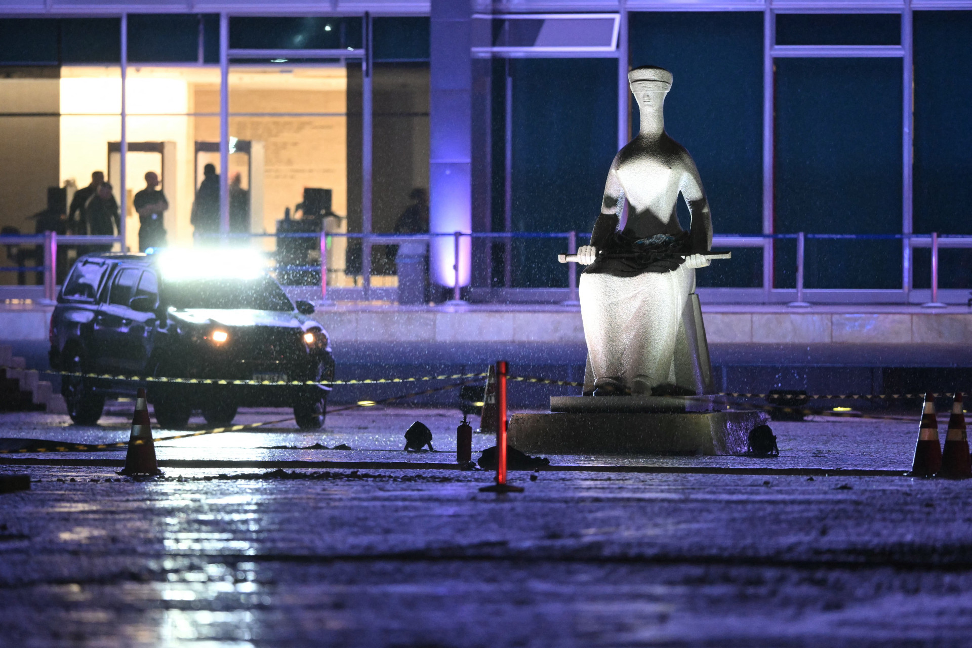 ￼ÁREA da Praça dos Três Poderes foi evacuada e PF investiga o caso (Foto: EVARISTO SA / AFP)