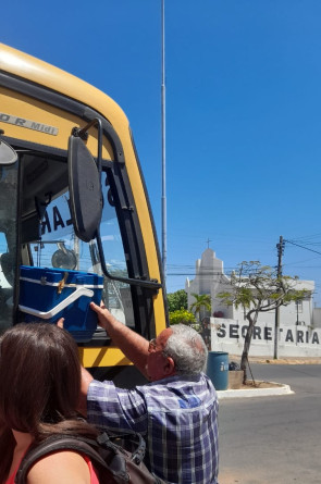 Estudantes de Acopiara dividiram o transporte com pacientes(Foto: Estudante de Acopiara/Arquivo Pessoal)