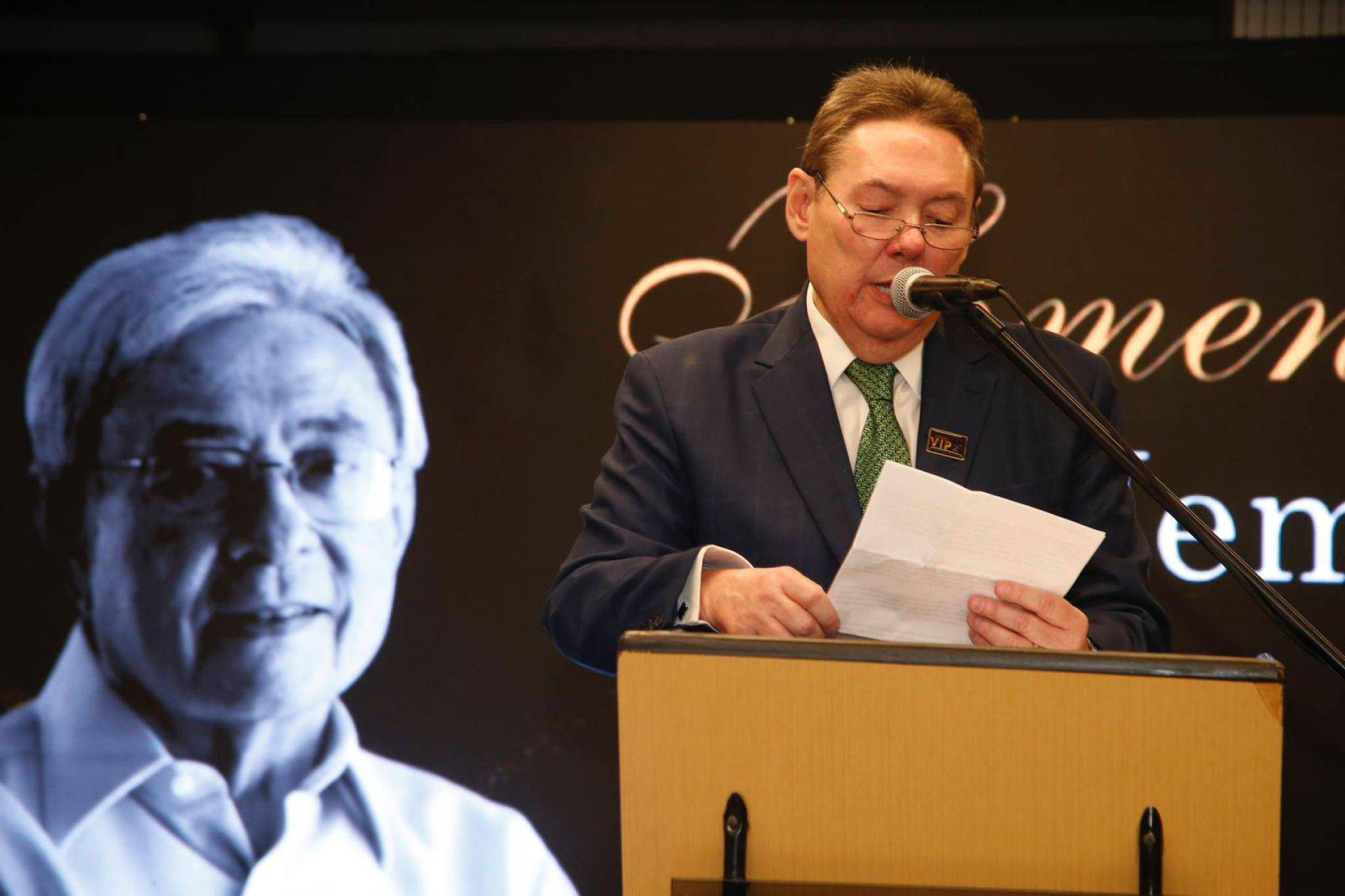 Empresário Ivens Junior recebeu a homenagem póstuma ao seu pai Ivens Dias Branco, agradecendo emocionado (Foto: Clecio Albuquerque)