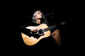 A cantora, compositora e instrumentista paulistana Bárbara Rodrix, faz show no Centro Cultural Banco do Nordeste (CCBNB
