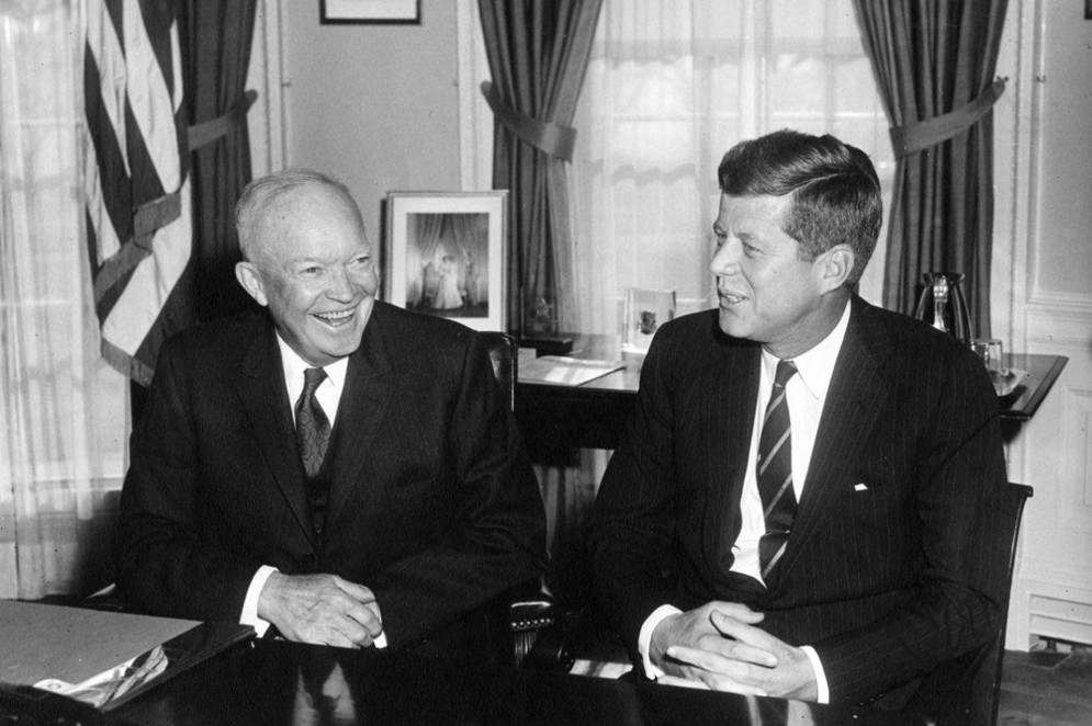 Presidente eleito Kennedy se encontra com o presidente no poder, Dwight D. Eisenhower, na Casa Branca, em 6 de dezembro de 1960(Foto: wikimedia)