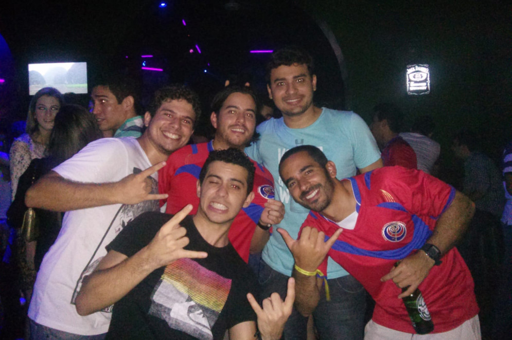 Desenvolvedor de projetos de energias renováveis, Christian Rodrigues (35), relembra histórias e vivências junto a amigos no Órbita Bar, balada popular na região do Dragão do Mar(Foto: Arquivo Pessoal)