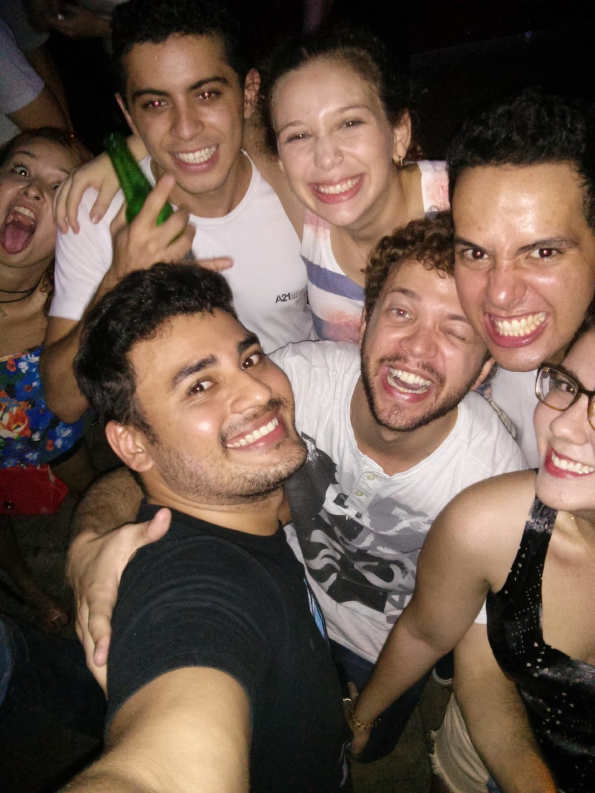 Desenvolvedor de projetos de energias renováveis, Christian Rodrigues (35), relembra histórias e vivências junto a amigos no Órbita Bar, balada popular na região do Dragão do Mar (Foto: Arquivo Pessoal)
