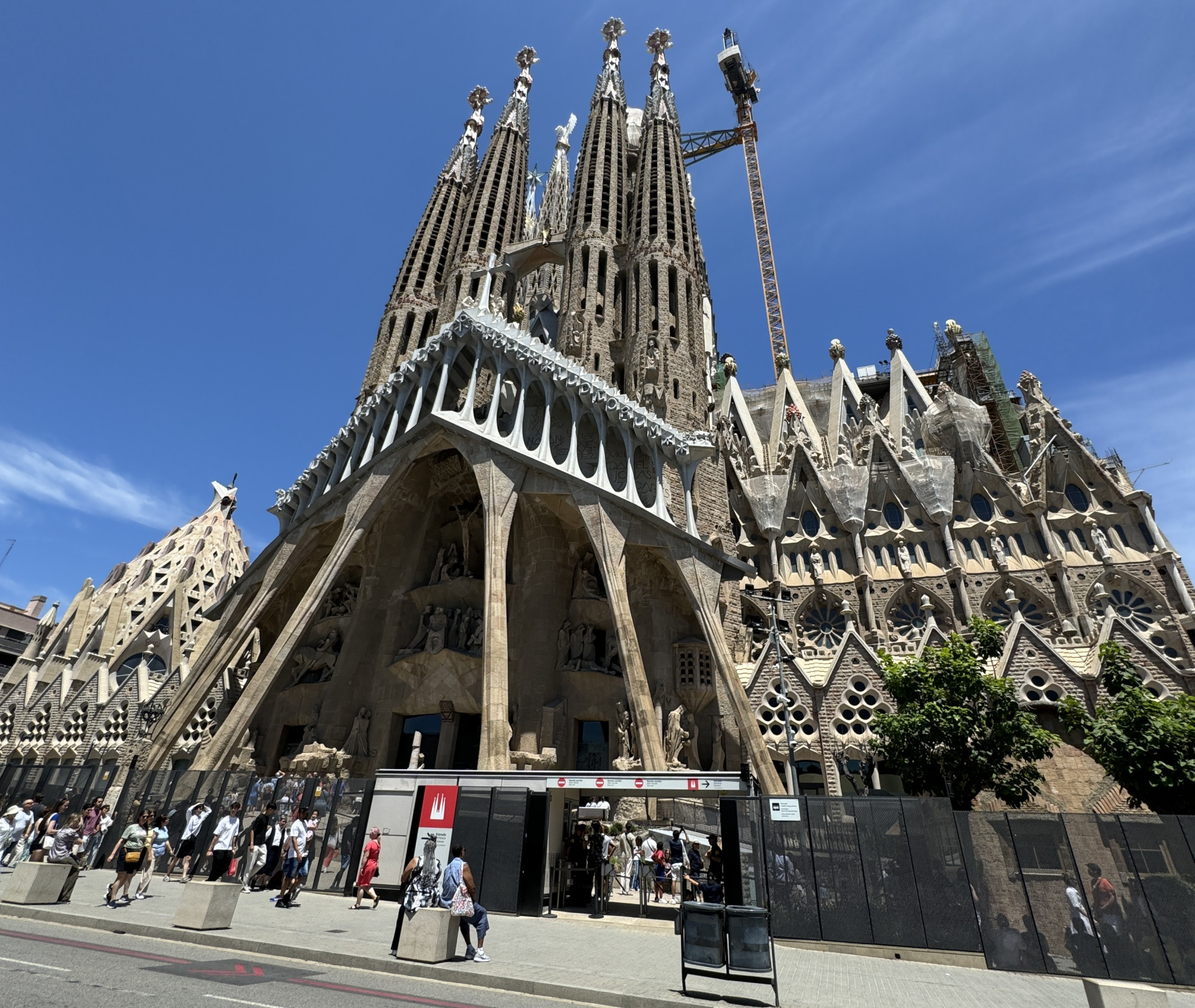 A obra de Antoni Gaudí (o Alquimista da Cidade) arremessa em uma outra dimensão (Foto: Larissa Lima / Arquivo pessoal)