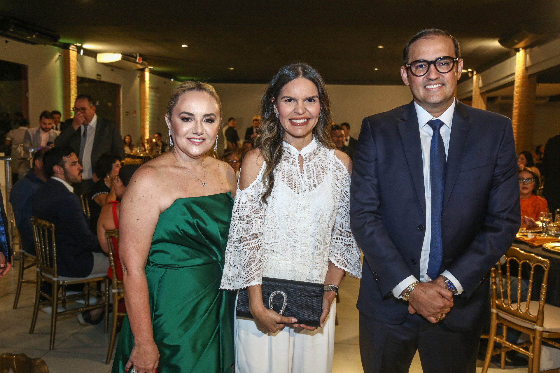 (Foto: JoaoFilho Tavares)Girleuma Chaves (esposa do presidente Beto Chaves), Izabella Fernandes (prefeita de Guaiúba) e Beto Chaves (presidente do Sindquímica-CE)