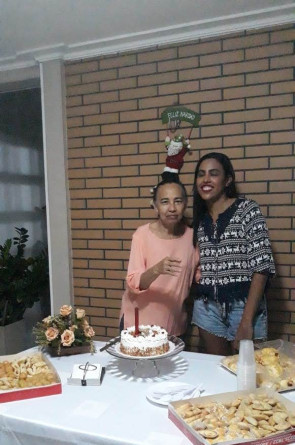Ana Carolina Ferreira, 37, é filha de dona Maria de Jesus, 75, diagnosticada com Parkinson há 10 anos. Desde então, Carolina é responsável pelo trabalho de cuidado que envolve a mãe — e para isso já precisou abdicar de lazer e até de conquistas profissionais(Foto: Carolina Ferreira/Acervo pessoal)