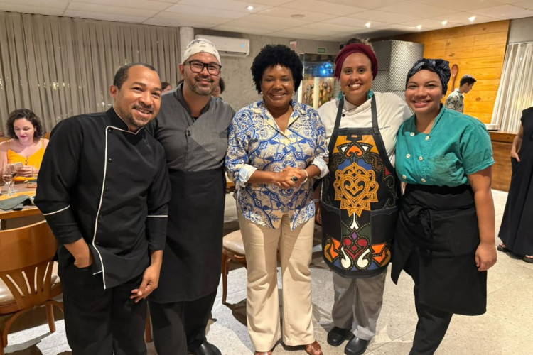 Ministra Margareth Menezes é recebida no restaurante Raiz pela chef Marina Araújo e equipe(Foto: divulgação)