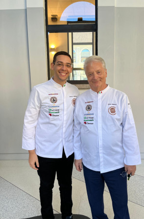 Brunno Malheiros está ao lado de Igínio Massari, autoridade no assunto panettone, membro do júri e dono das confeitarias de alto padrão Igínio Massari.(Foto: divulgação )