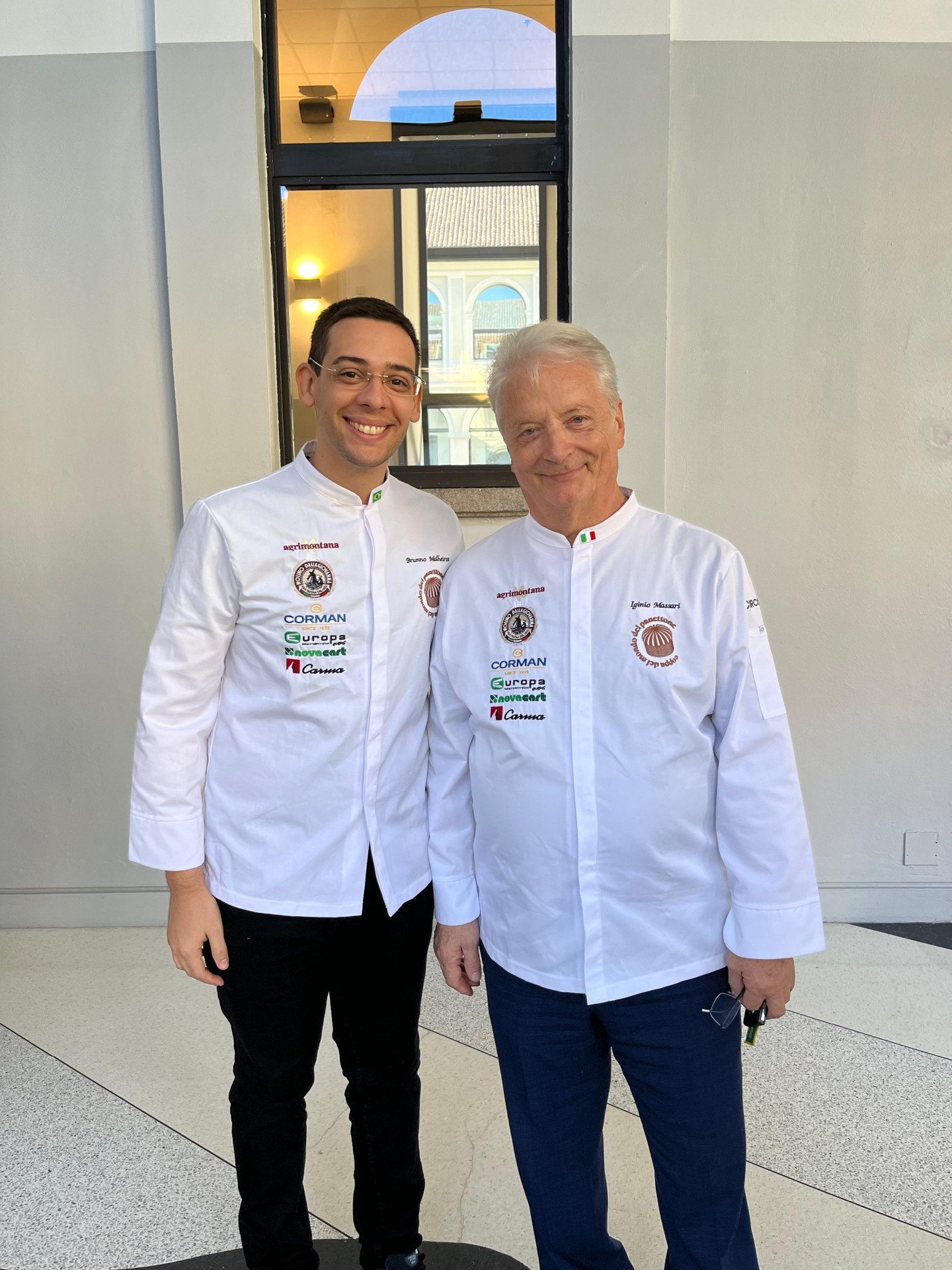 Brunno Malheiros está ao lado de Igínio Massari, autoridade no assunto panettone, membro do júri e dono das confeitarias de alto padrão Igínio Massari. (Foto: divulgação )