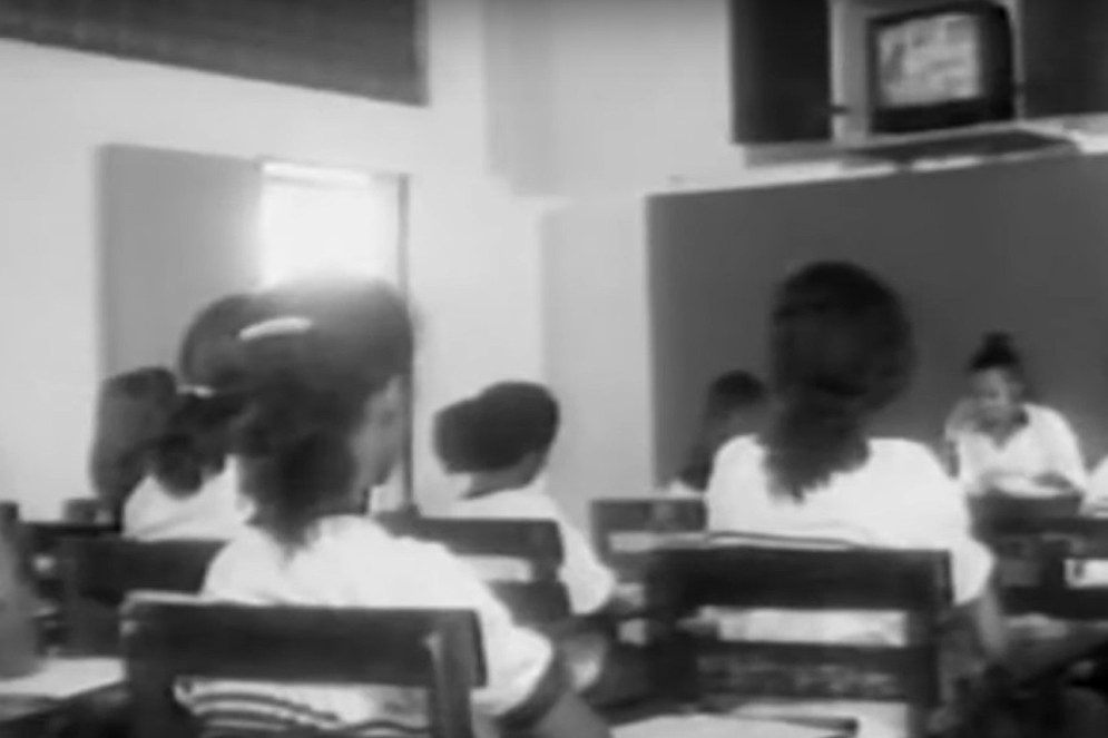 Na frente da sala, a figura do professor foi substituída por televisores que exibiam as aulas de primeiro e segundo grau (Foto: Acervo TV Ceará)