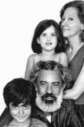 Família de Fernanda: Fernanda Montenegro (mãe), Fernando Torres (pai), Cláudio Torres (irmão) e a própria(Foto: Reprodução / Instagram Fernanda Torres)