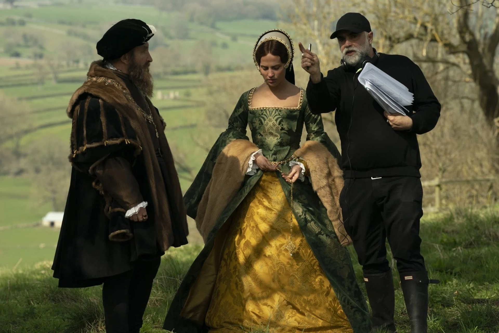 Jude Law, Alicia Vikander e Karim Ainouz durante as gravações de 