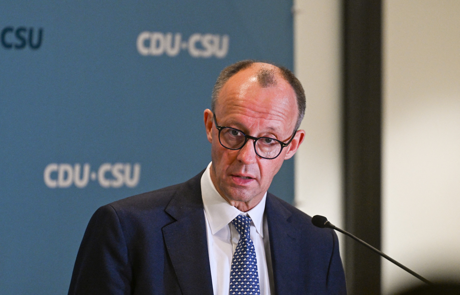 O líder da União Democrata Cristã (CDU) da Alemanha, Friedrich Merz, fala durante uma conferência de imprensa após o voto de desconfiança contra o chanceler alemão no Bundestag (câmara baixa do Parlamento) em Berlim, em 16 de dezembro de 2024(Foto: RALF HIRSCHBERGER / AFP)