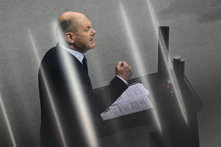 O chanceler alemão Olaf Scholz gesticula ao discursar no Bundestag (Câmara Baixa do Parlamento) em Berlim, em 16 de dezembro de 2024, antes de um voto de desconfiança contra si mesmo(Foto: John MACDOUGALL / AFP)