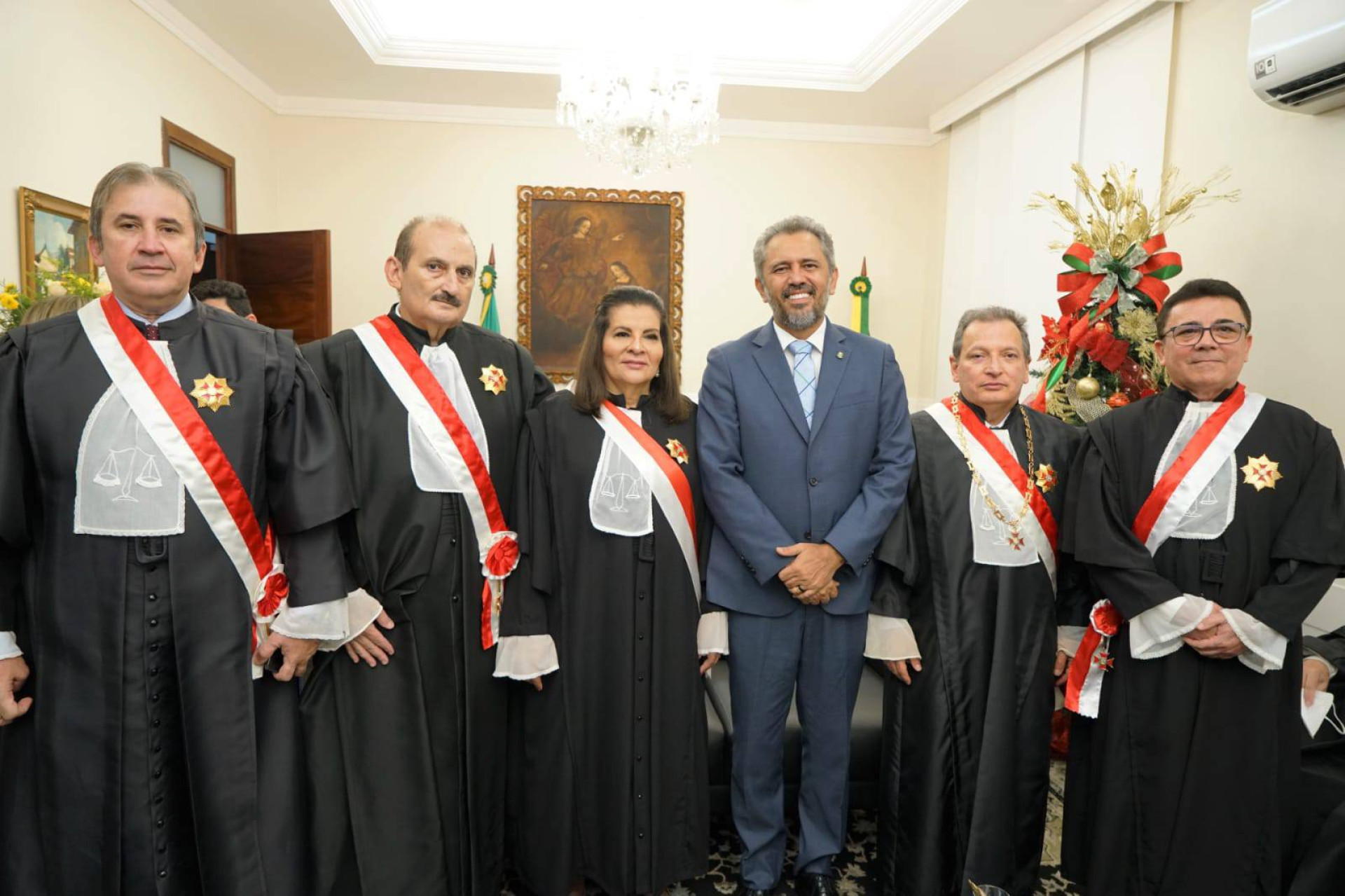 Governador Elmano ao centro do grupo maior que comandará o TRT/7ª Região (Foto: arquivo pessoal)