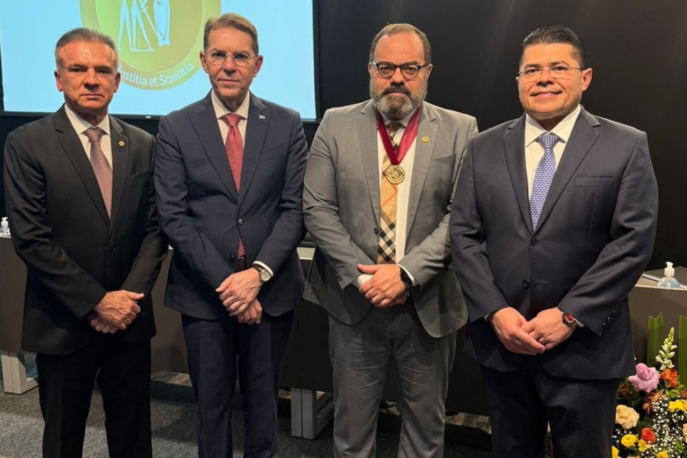  Academia Brasiliense de Direito. Ex-presidente nacional da OAB, Ophir Cavalcante, Min. Ribeiro Dantas (STJ), Andre Meira, pres. da Academia Brasileira de Direito, e novel Valdetário Andrade(Foto: Reprodução/Bia Monteiro)
