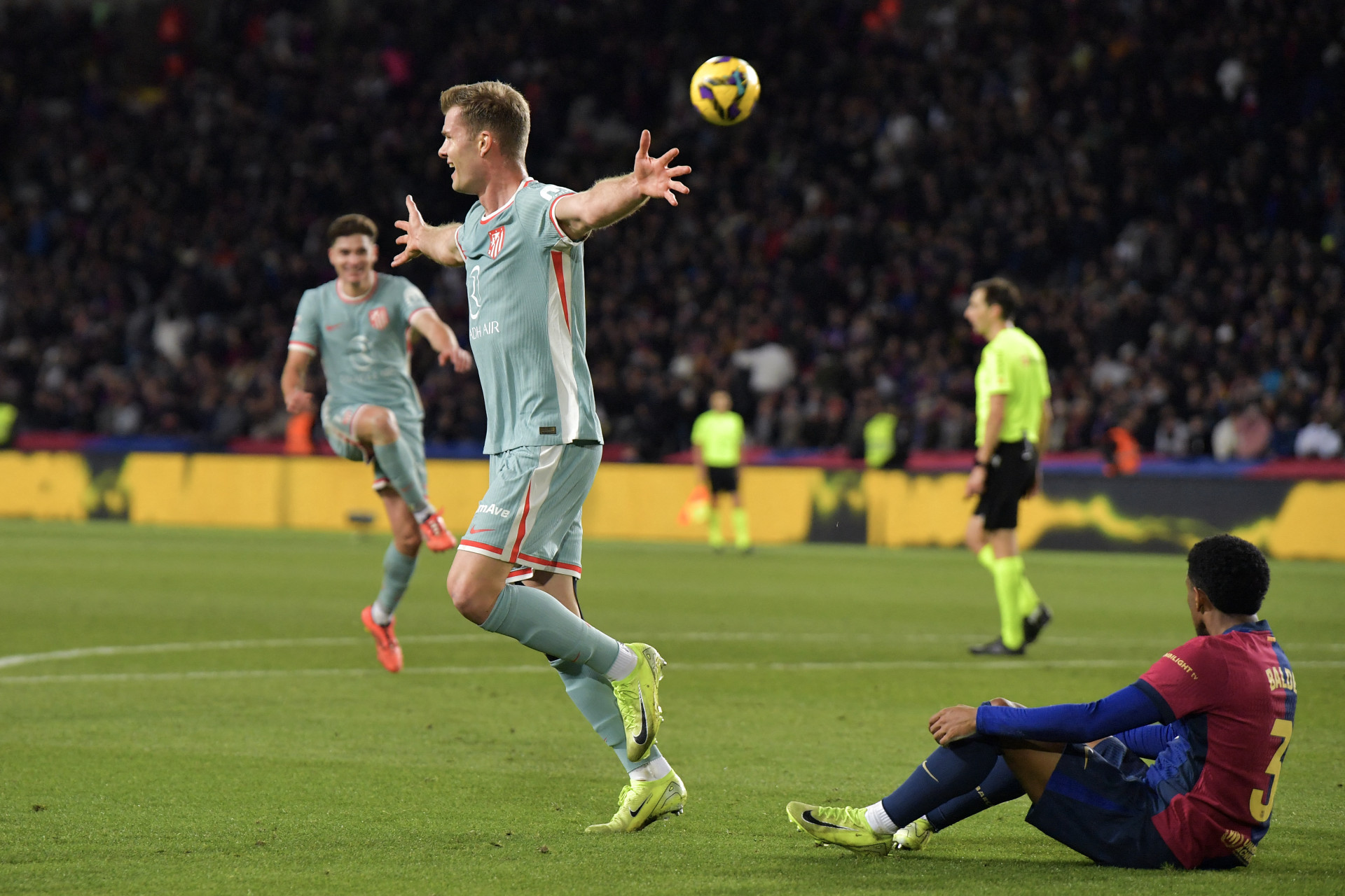 Noruguês Alexander Sorloth se tornou o herói do jogo ao marcar o gol da vitória do Atlético de Madrid sobre o Barcelona (Foto: MANAURE QUINTERO / AFP)