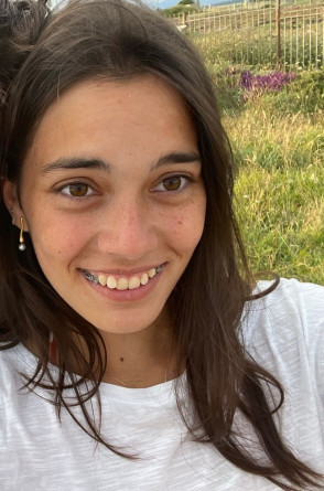 Jovem Rut Vega come 12 uvas como tradição de Ano-Novo