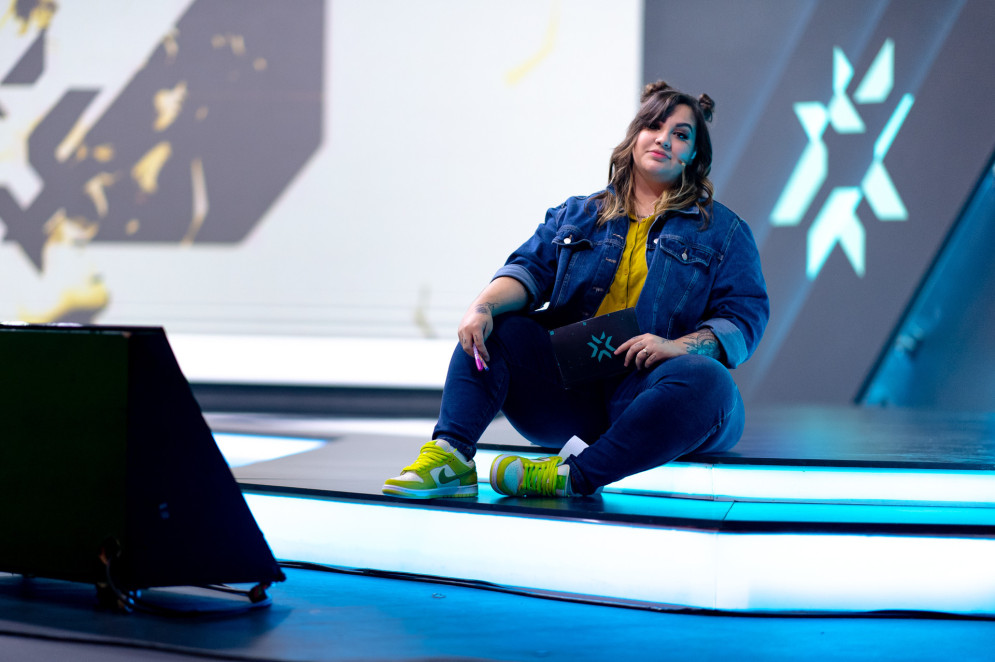 Fundadora do Lotus, projeto que busca desenvolver e incentivar mulheres no cenário de games, AMD é uma das principais vozes femininas nos esportes eletrônicos do Brasilt(Foto: Riot Games / Arquivo pessoal)