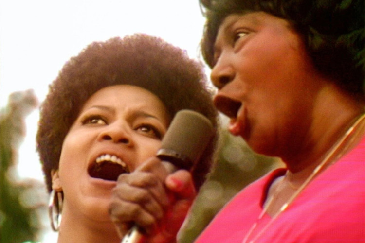 Mavis Staples e Mahalia Jackson juntas no Festival Cultural do Harlem(Foto: Searchlight Pictures/ Hulu/ Divulgação )