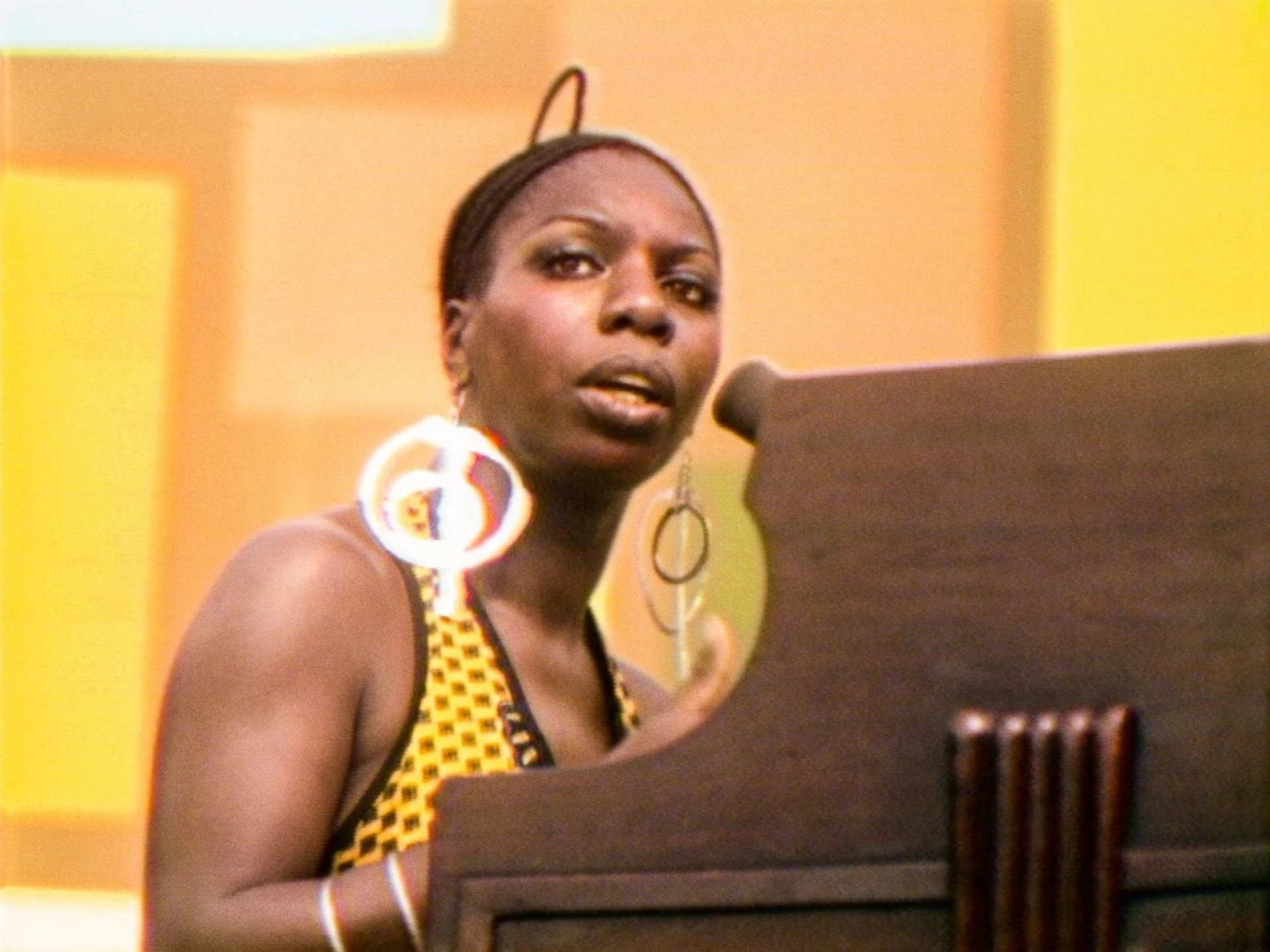 Nina Simone vinha com uma guinada política em suas músicas (Foto: Searchlight Pictures/ Hulu/ Divulgação )