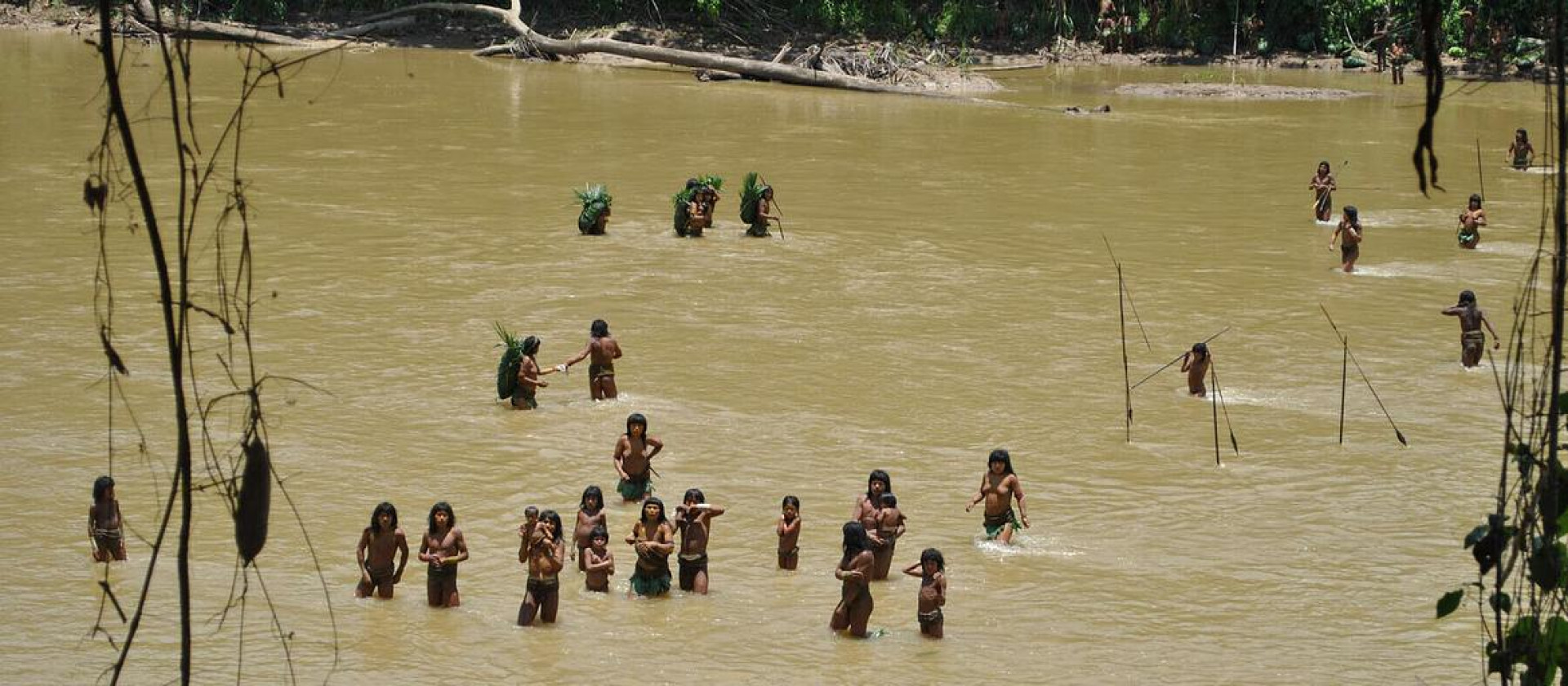 O povo Mashco Piro (Foto: Reprodução/Survival International/Ministério de Cultura do Peru)