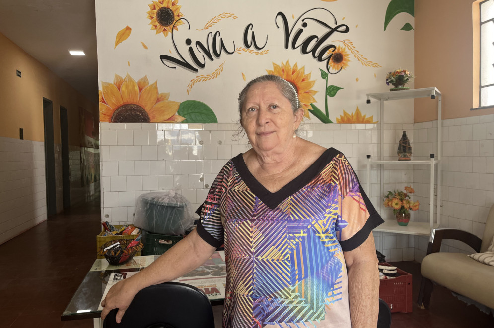 Maria de Nazaret Sales é presidenta da AVHSJ e atua como voluntária desde 2018. De 15 em 15 dias, vai até o HSJ e realiza a escuta ativa com pacientes do hospital — especialmente os desacompanhados, com diagnóstico recente ou que estão em cuidados paliativos(Foto: Karyne Lane/O POVO)