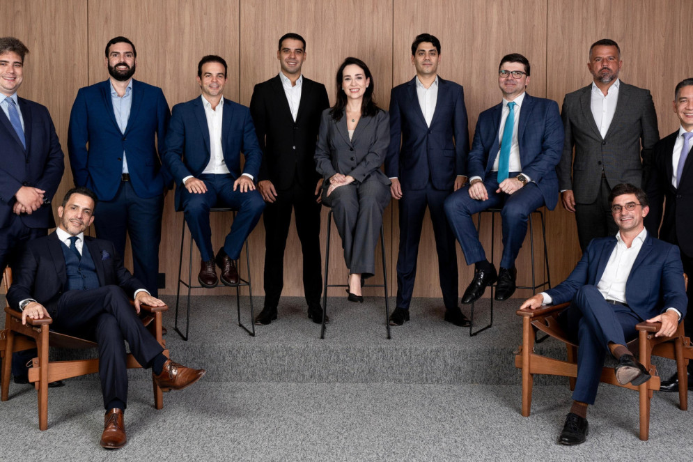 Raul Amaral, Ted Pontes, Raphael Araujo, Drauzio Barros Leal, Ilo Marques, Luciana Lobo, Gustavo Bevilaqua, Laerte Castro Alves, Silvio Almeida, Alexandre Linhares e Adriano Huland: 20 anos do escritório R. Amaral, Huland, Castro Alves, Linhares ENTITY_amp_ENTITYBarros Leal  (Foto: divulgação )