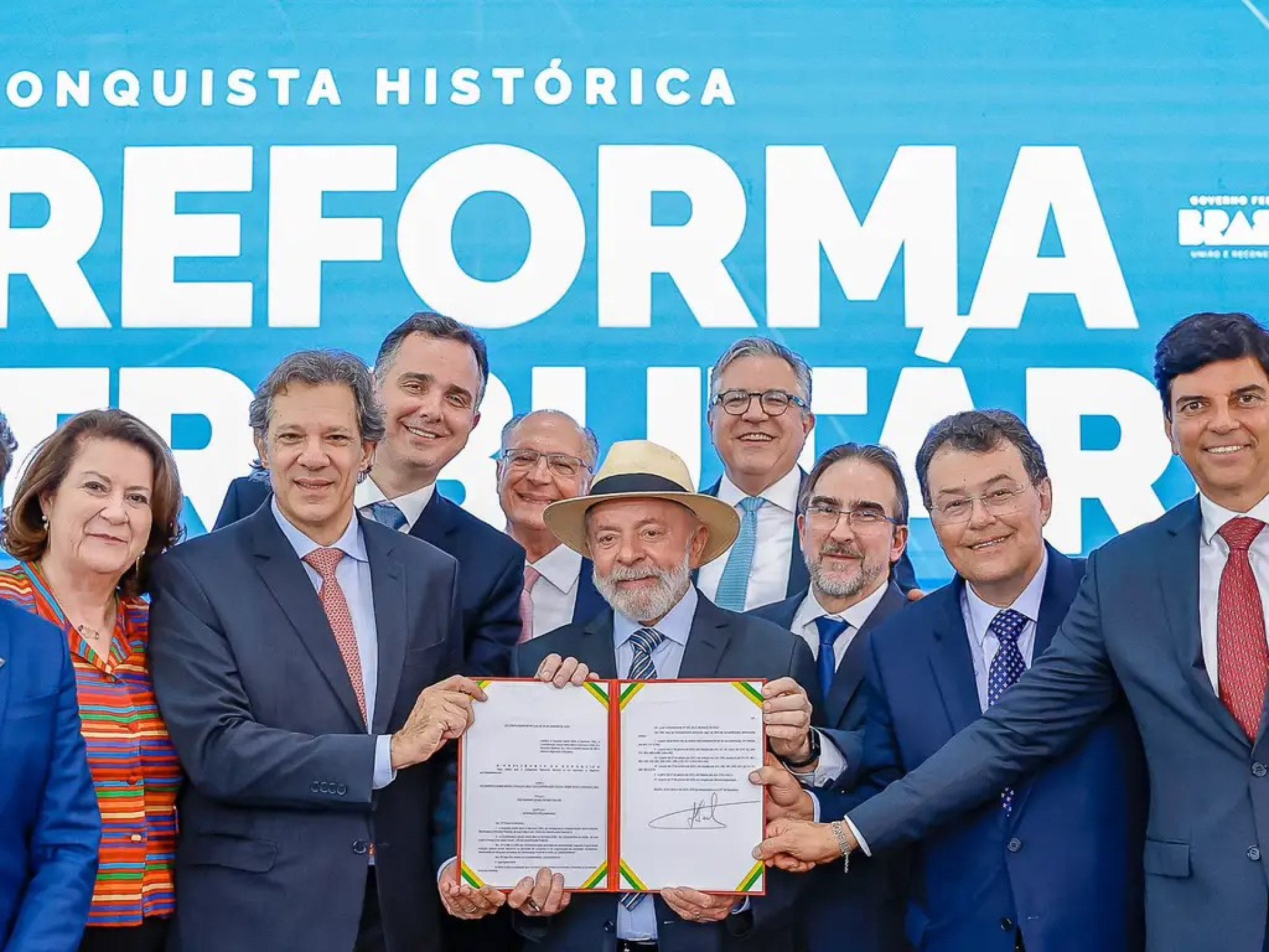 ￼MOMENTO após a assinatura da primeira regulamentação da tributária (Foto: Ricardo Stuckert/PR/Divulgação)