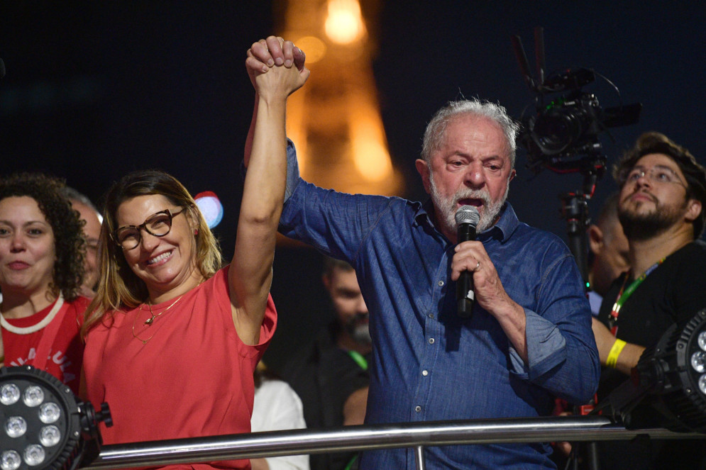 Janja e Lula durante discurso da vitória na Avenida Paulista (Foto: CARL DE SOUZA / AFP)
