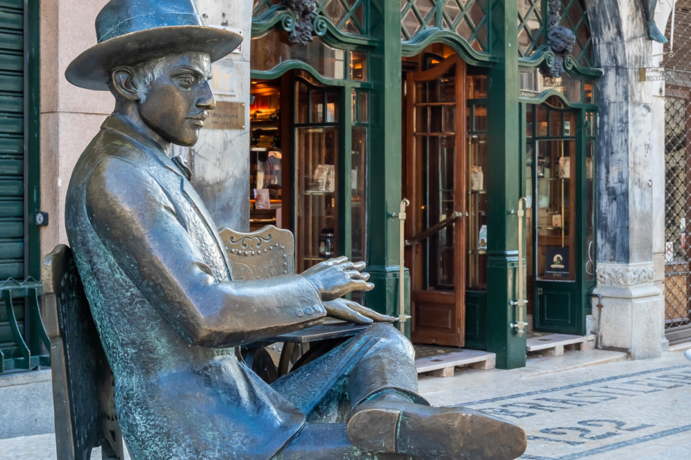 Estátua de Fernando Pessoa no café A Brasileira do Chiado(Foto: Reprodução/Site/A Brasileira do Chiado)