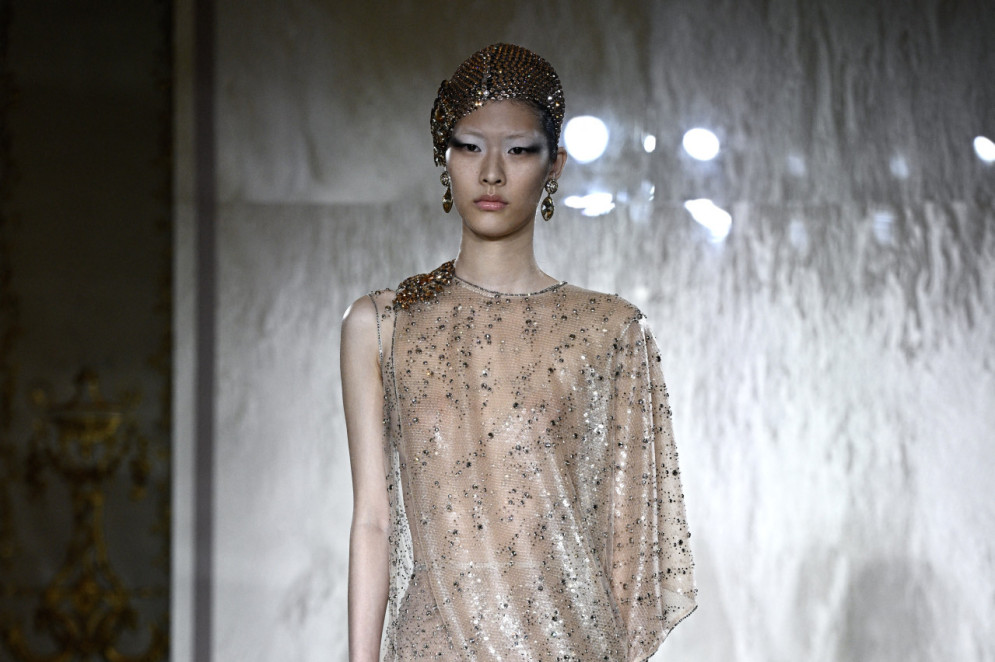 Desfile Armani Prive na Paris Fashion Week  (Foto: JULIEN DE ROSA / AFP)