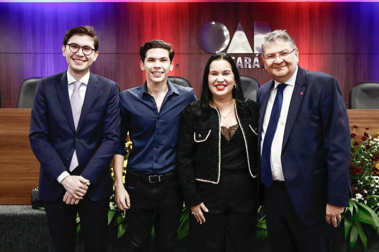 Presidente Christiane com a família: o amado Hélio Leitão e os filhos Hélio Neto e João Osvaldo(Foto: arquivo pessoal)