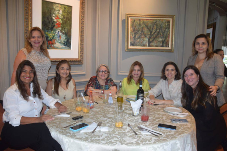 Lia Ferreira Gomes entre amigas, no Ideal Clube(Foto: Socorro Rocha/Divulgação)