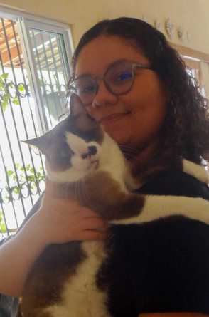 Agnes Maria e Morgan, primeiro gato a chegar na família (Foto: Arquivo Pessoal)