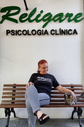 Mariângela Sampaio ao lado da Marieta, gatinha de estimação da clínica Religare (Foto: Arquivo Pessoal )