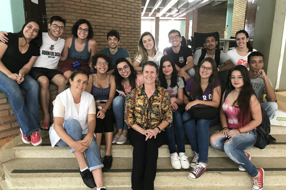 A professora Dagmar Queluz (centro) é docente da Unicamp e especializada em saúde coletiva (Foto: Universidade de Campinas / Reprodução)