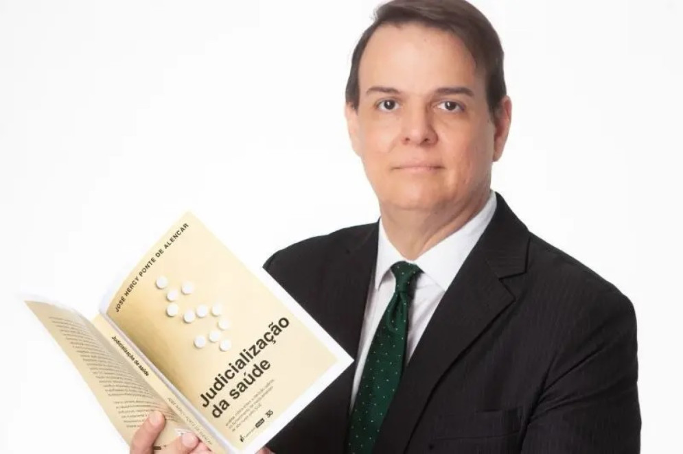 Hercy Alencar, presidente da Associação Cearense de Magistrados (ACM) é autor de um livro que trata dos impactos e problemáticas envolvendo a judicialização da saúde(Foto: Divulgação)