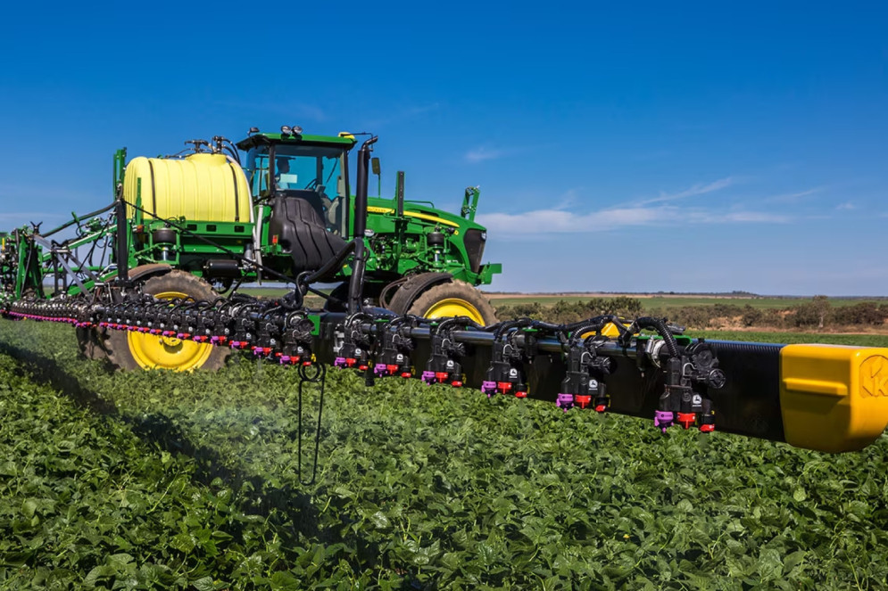 Os pulverizadores de barra são montados em tratores e equipados com barras horizontais que possuem múltiplos bicos de pulverização(Foto: Divulgação/John Deere)