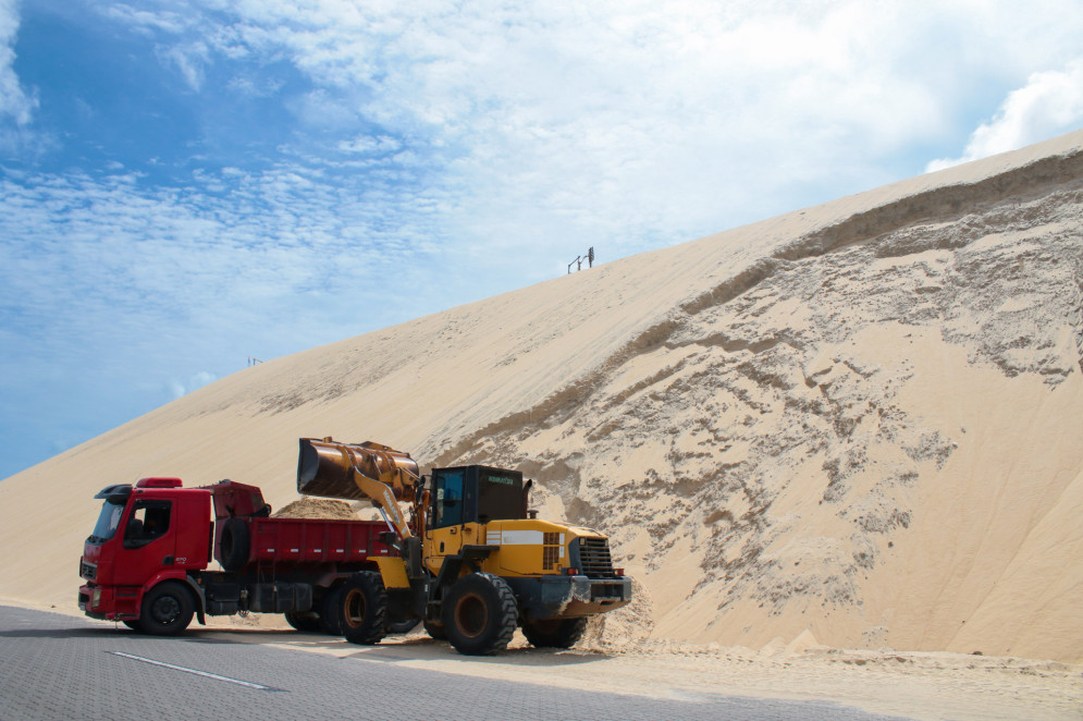 Foto de janeiro de 2024 mostra a retirada de areia das dunas. Decisão judicial determina que o Estado não pode afetar o corpo dunar(Foto: Samuel Setubal)